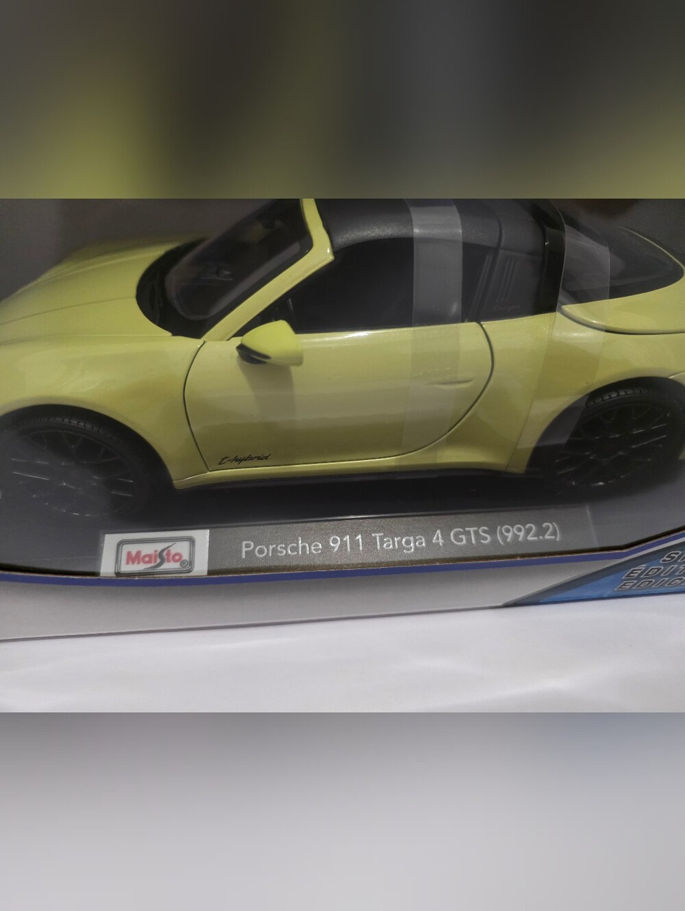 Maisto Porsche 911 Targa 4 GTS 992.2 Special Edition 1:18 Diecast Model T-Hybrid
